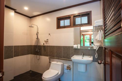 ein Badezimmer mit Toilette und Waschbecken in der Unterkunft Pai Tan Villas - SHA Extra Plus in Strand Bang Tao