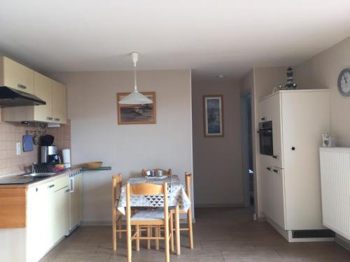 eine Küche mit einem Tisch und Stühlen im Zimmer in der Unterkunft Am Ringwall 76 in Cuxhaven