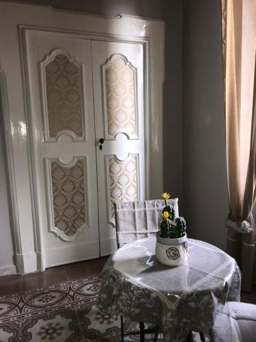 Habitación con mesa, silla y puerta en Palazzo D'Amaro Historical Residence, en Boscotrecase