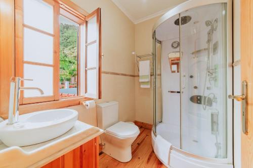 bagno con lavandino, doccia e servizi igienici di Villa Matta a Santana