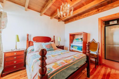 1 dormitorio con cama y lámpara de araña en Villa Matta, en Santana