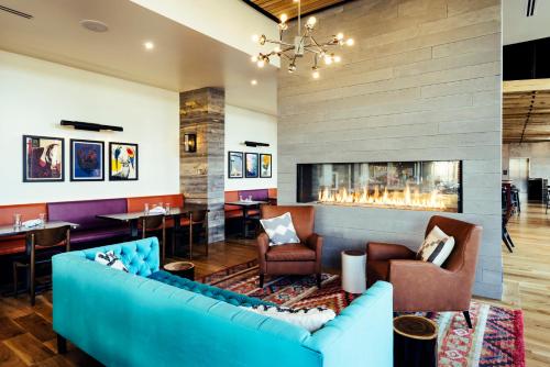Ruang duduk di Origin Red Rocks, a Wyndham Hotel