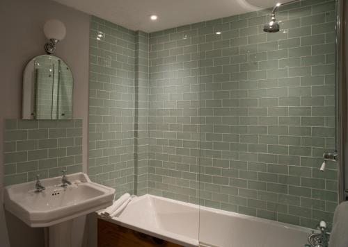 un bagno con lavandino e vasca da bagno di White Hart Inn a Wells