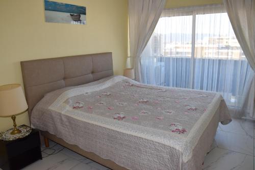 Ce lit se trouve dans un dortoir doté d'une fenêtre et d'un lit sidx sidx. dans l'établissement Rue Roland Garros, à Fréjus