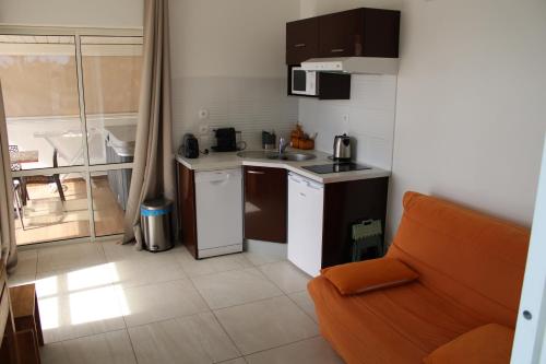 Kuchyň nebo kuchyňský kout v ubytování Majesty Palm Hôtel