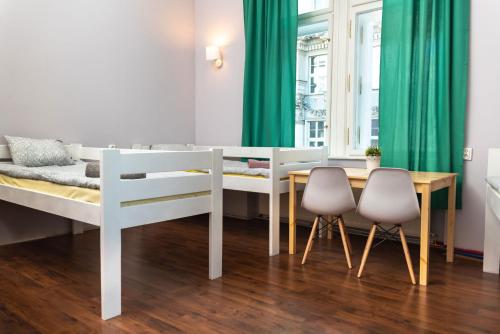 una sala da pranzo con tavolo e 2 sedie di Hostel Krakowskie Klimaty a Cracovia