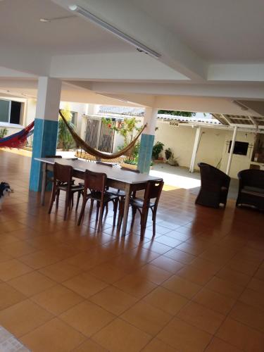 einen Esstisch und Stühle in einem Zimmer in der Unterkunft Stela Maris in Guaratuba