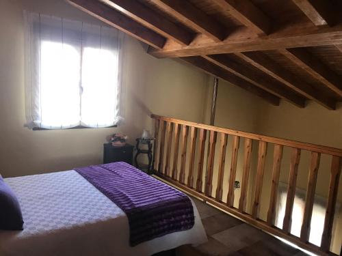 een slaapkamer met een bed en een raam bij Casa Rural Los Abuelos in Baterna