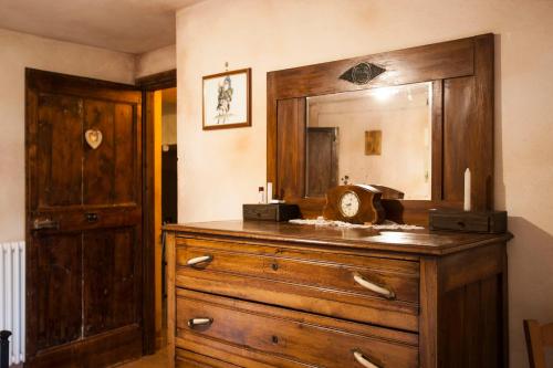 a wooden dresser with a mirror on top of it at Locanda della Casella in Cineto Romano