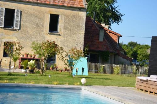 une maison avec une piscine devant une maison dans l'établissement Ô Sources, à Bazenville