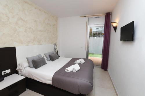 A bed or beds in a room at DIFFERENTFLATS Paradise Village Families