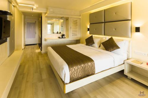 Säng eller sängar i ett rum på Darshan Resorts Pvt ltd