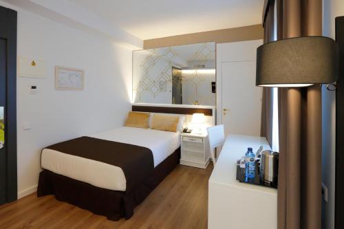 Кровать или кровати в номере Sercotel Alfonso XIII