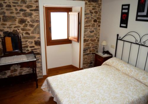 Ένα ή περισσότερα κρεβάτια σε δωμάτιο στο Fogar de Insua