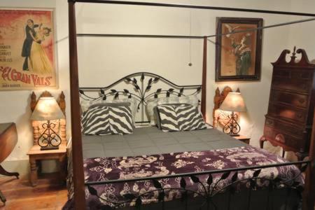 Tempat tidur dalam kamar di Inn at the L C Ranch