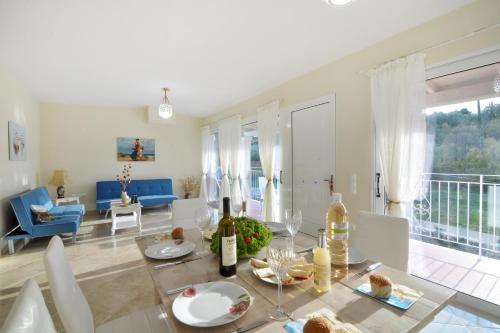 A seating area at Alexandras Forest View