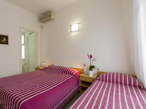 two beds sitting next to each other in a bedroom at Hotel Meris in Milano Marittima