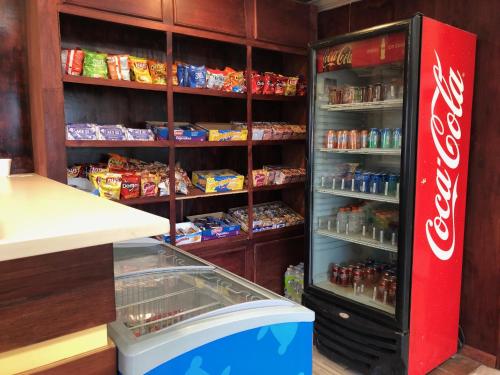 una nevera de coca cola en una tienda con comida en Travel Inn & Suites, en Humble