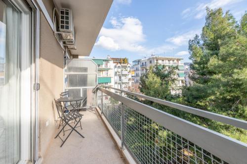 Top sightseeing 3rd floor studio on a paved road!