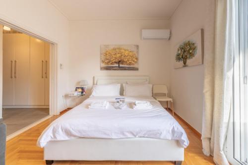 Top sightseeing 3rd floor studio on a paved road!
