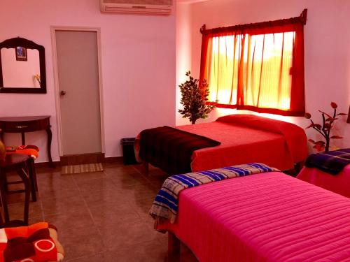 Postel nebo postele na pokoji v ubytování Hostal Cristo Rey