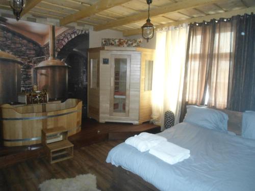 1 dormitorio con cama blanca y pared de ladrillo en Luxusni Apartmany Stodolni, en Ostrava
