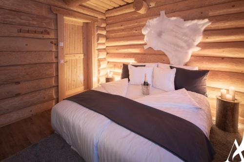 Postel nebo postele na pokoji v ubytování Villa Aurorastone, Lapland, Finland