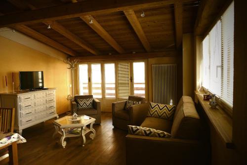 ein Wohnzimmer mit einem Sofa und einem Tisch in der Unterkunft Villa Rostagno in Entracque