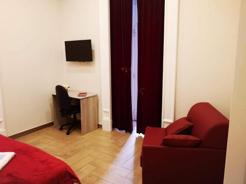 ein Schlafzimmer mit einem Bett, einem Stuhl und einem Schreibtisch in der Unterkunft Dimora Ruggiero in Neapel