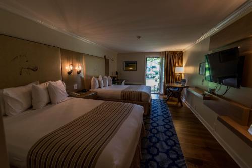 Postel nebo postele na pokoji v ubytování Interlaken Inn