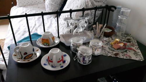 una mesa negra con platos y vasos en una cama en Harmony House, en Amberes
