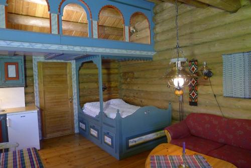 a bedroom with a bunk bed in a log cabin at Romenstad Hytter in Rendalen