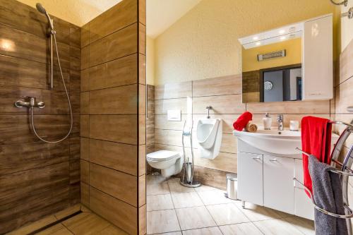 a bathroom with a toilet and a sink and a shower at FERIENHAUS GRETA in Vodnjan
