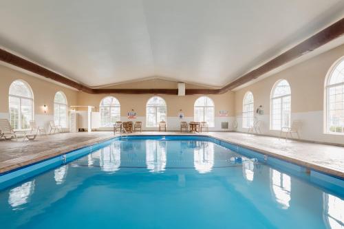 The swimming pool at or close to Carriage Place by Capital Vacations