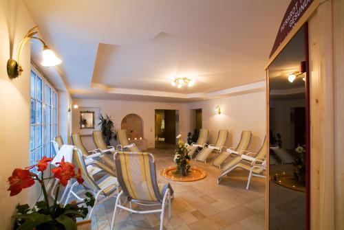 a room with a bunch of chairs and a table at Hotel Rauscher - Das Naturteichparadies in Bad Hofgastein
