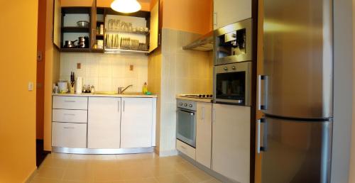 O bucătărie sau chicinetă la Coralia Serviced Apartments
