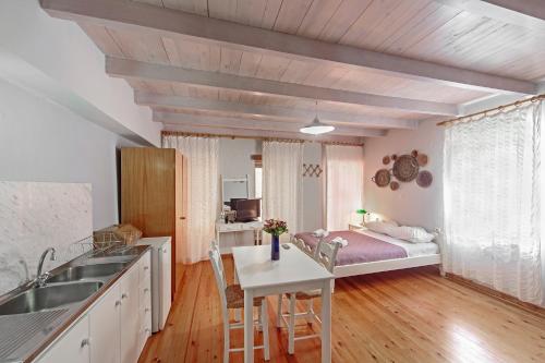 cocina y sala de estar con 1 cama en una habitación en KasteliSuites, en La Canea