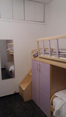 um dormitório com um beliche e um espelho em Monolocale vicino al mare varazze em Varazze