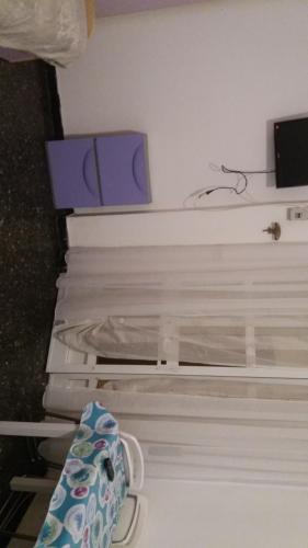 uma cama de hospital com uma caixa roxa em cima em Monolocale vicino al mare varazze em Varazze