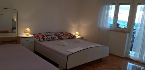 um quarto com uma cama com dois candeeiros em Apartment Ana Skale em Senj