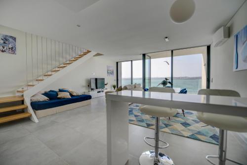a large living room with a staircase and a living room at Arade Riverside Modern Apartment in Estômbar