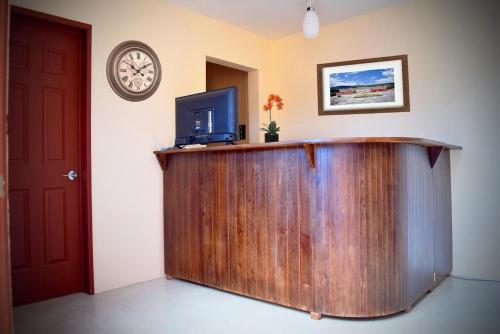 a wooden counter with a television on top of it at HOTEL SAN JUDAS in San Pablo Villa de Mitla