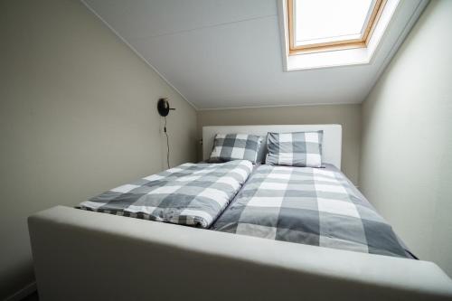 A bed or beds in a room at Vakantiehuizen 7Huizen aan Zee