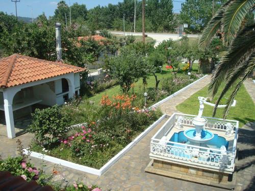 - une vue aérienne sur un jardin avec une fontaine dans l'établissement Villa Tonia Apartments, à Sarti