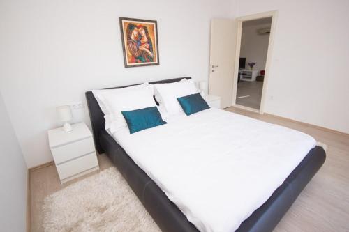 เตียงในห้องที่ Apartment in Seget Donji 7428