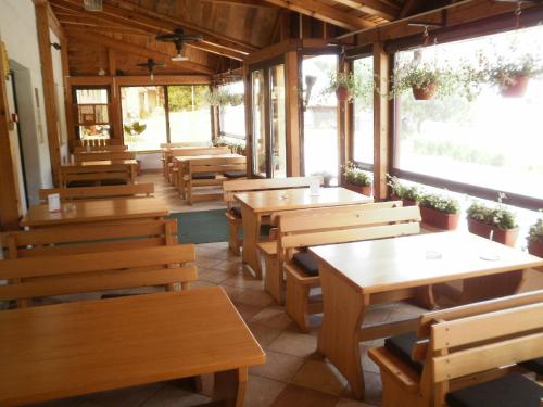 Reštaurácia alebo iné gastronomické zariadenie v ubytovaní Pansion i restoran Bijela Ruža