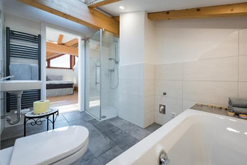 bagno con vasca, doccia e servizi igienici di Alpinloft Tirol a Bad Häring