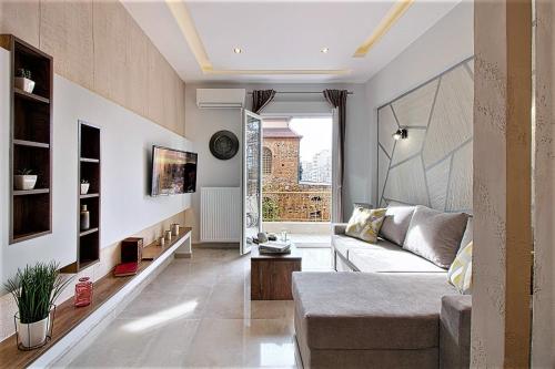 un soggiorno con divano e una grande finestra di Metro Apartment a Salonicco