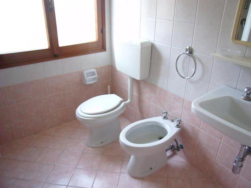 ein Bad mit einem WC und einem Waschbecken in der Unterkunft Apartment in Eraclea Mare 25695 in Eraclea Mare