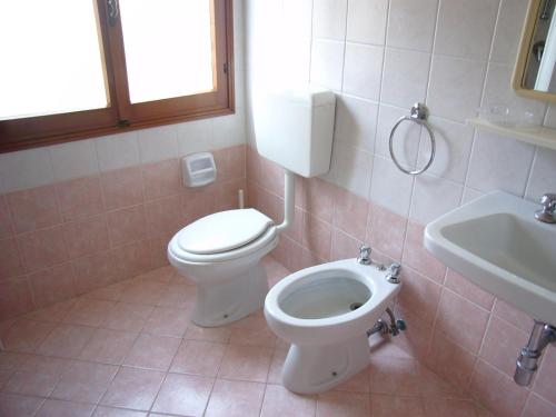 エラクレア・マーレにあるApartment in Eraclea Mare 25695のバスルーム(トイレ、洗面台付)